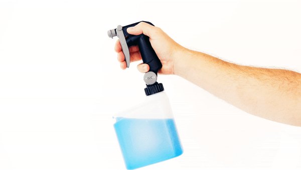 Hand pivoting the PIVOT sprayer head while the bottle stays level